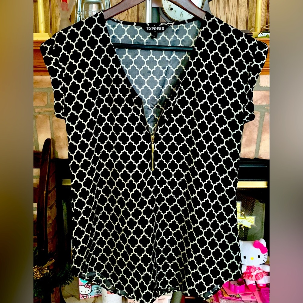 🤩 3/💲10 Express Black and Cream Geometric Pattern Zip Blouse